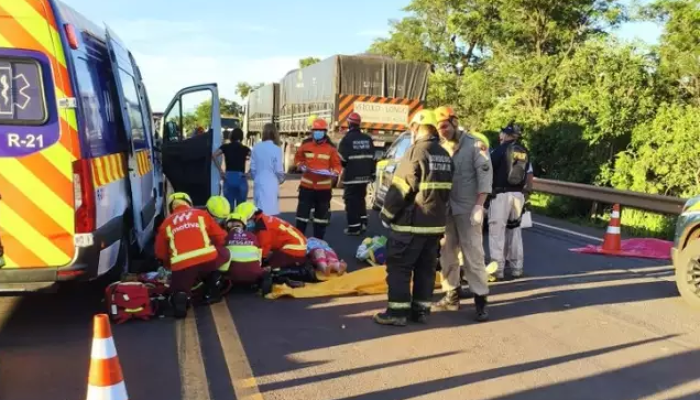 Foto: Equipes da Motiva fazem os primeiros socorros a uma das vítimas da colisão