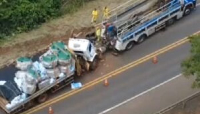 Batida entre caminhão e carreta na BR-158 deixa um morto e um ferido