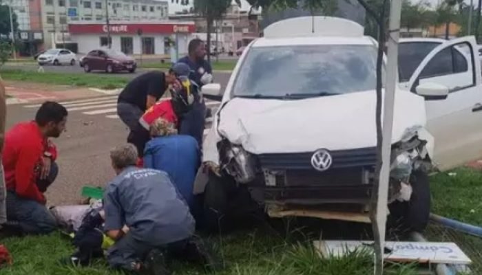 Mãe e filho ficam feridos após colisão envolvendo carro e bicicleta elétrica