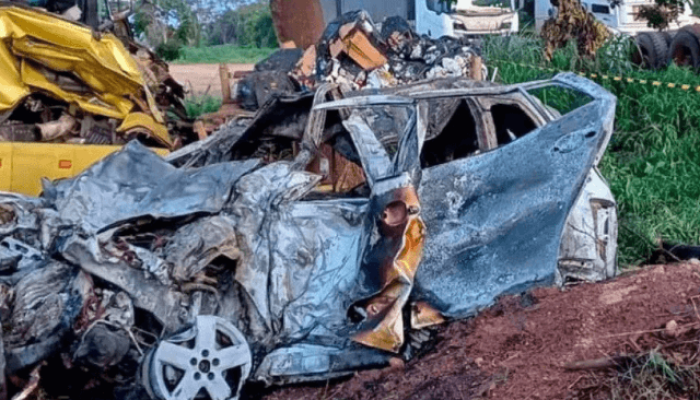 Casal e duas crianças morrem em batida — Foto: Casal e duas crianças morrem em b