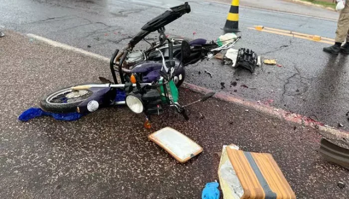 Moto destruída após acidente em rodovia. (Foto: Sidney Assis, de Coxim)