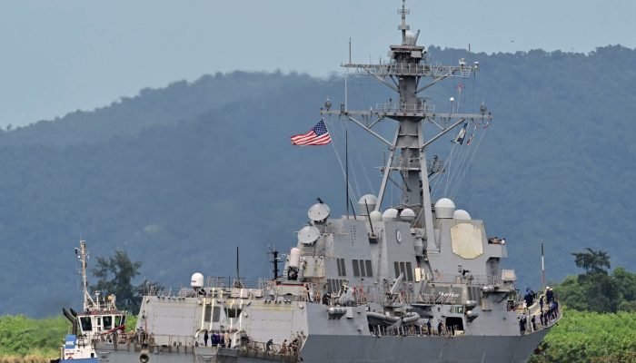 Navio de guerra dos EUA chega a Trinidad e Tobago, em frente à Venezuela