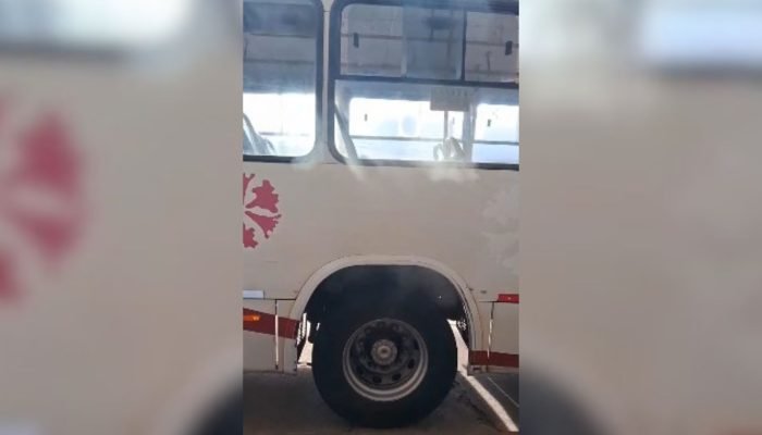 Veículo apresentou defeito na manhã desta quinta-feira (14). — Foto: Veículo apr
