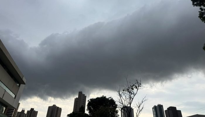 Nuvens de tempestade densas sobre prédios de uma cidade.