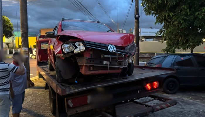 Foto: Carro sendo levado pelo guincho. (Foto: Henrique Arakaki, Jornal Midiamax)