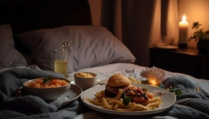 Prato de comida foi encontrado na cama da mulher — Foto: Prato de comida foi enc