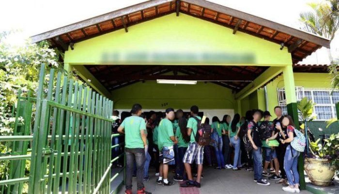 alunos-em-frente-a-escola-marcos-erminio-1