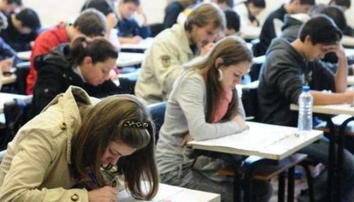 Alunos fazendo vestibular em sala de aula — Foto: Alunos fazendo vestibular em s