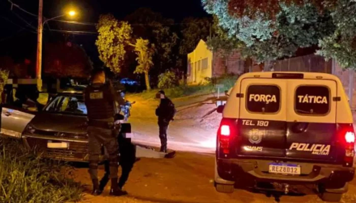 Policiais durante a abordagem. (Foto: Reprodução/O Pantaneiro)