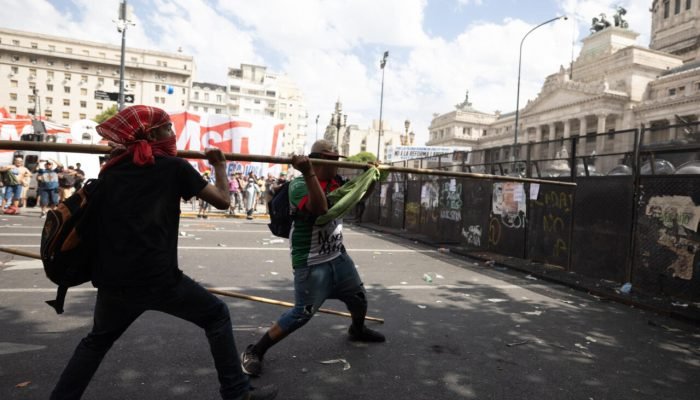 Confrontos entre manifestantes e policiais em frente ao Congresso argentino na t