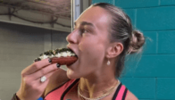 aryna-sabalenka-miami-open-hot-dog-e1774367105487