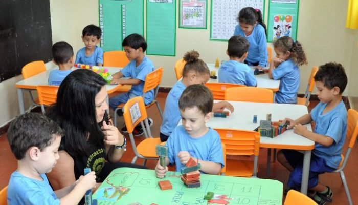 Assistente de educação. (Divulgação, PMCG) — Foto: Assistente de educação. (Divu