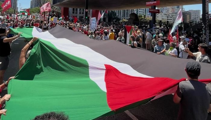 Ato em SP pede a libertação de ativistas de flotilha pró-Palestina