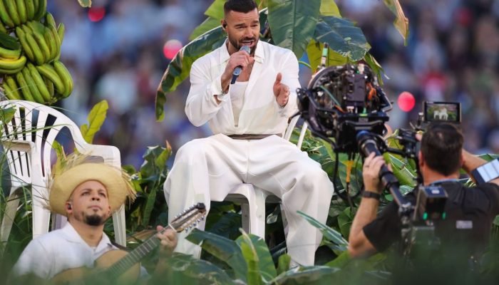 Foto: Ricky Martin faz participação no show de Bad Bunny no intervalo do Super B