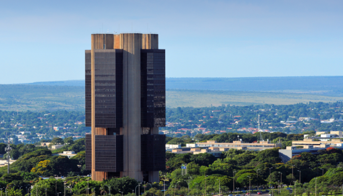 Edifício do Banco Central do Brasil em Brasília sob céu azul.