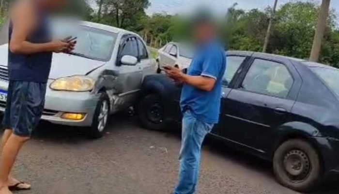 Carro desgovernado causa acidente na Avenida Euler de Azevedo