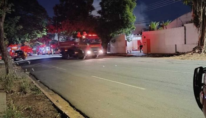 Bombeiros Controlam Incêndio em Distribuidora em Campo Grande Após Horas de Combate Bombeiros Controlam Incêndio em Distribuidora em Campo Grande Após Horas de Combate