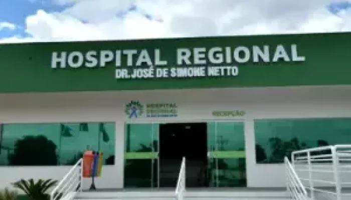 Mulher sai do banheiro após ouvir barulho de moto e tiros, e encontra marido baleado na sala de