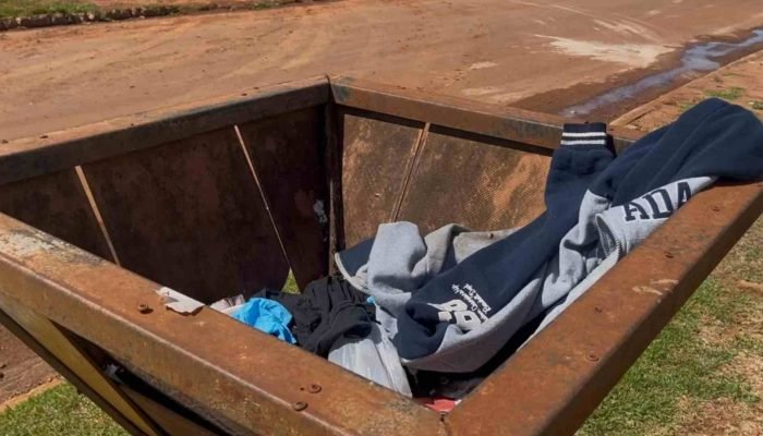 Bebê estava enrolado em um casaco — Foto: Bebê estava enrolado em um casaco (Fal