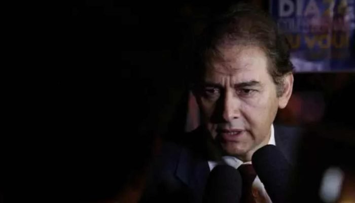 Foto: Alcides Bernal após sessão que resultou em sua cassação. (Arquivo, Jornal