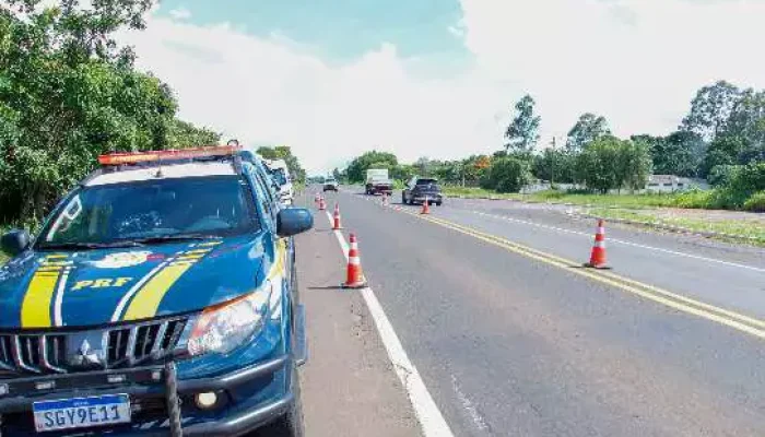 Viatura da PRF na BR-163, onde o acidente aconteceu (Foto: arquivo/Juliano Almeida)