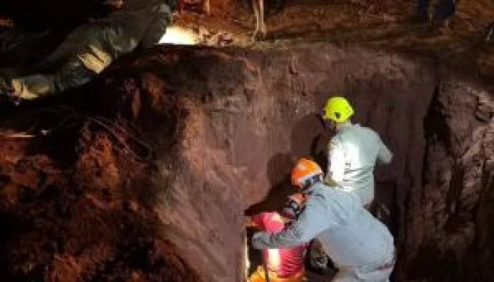 Criança de 2 anos é resgatada após cair em buraco de 4 metros