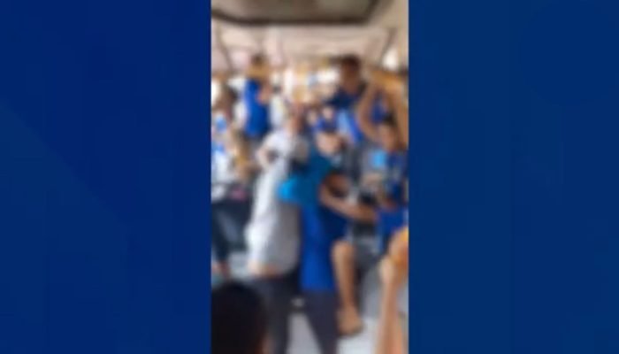 Dois garotos brigaram dentro do ônibus — Foto: Dois garotos brigaram dentro do ô