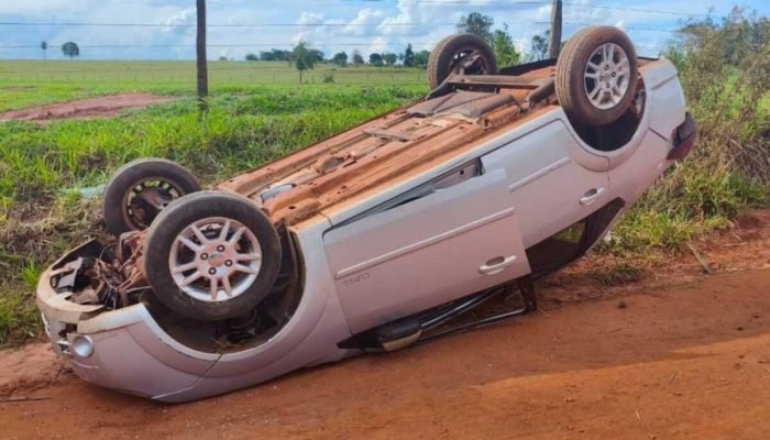 Carro capota após motorista desviar de animal em estrada de Angélica