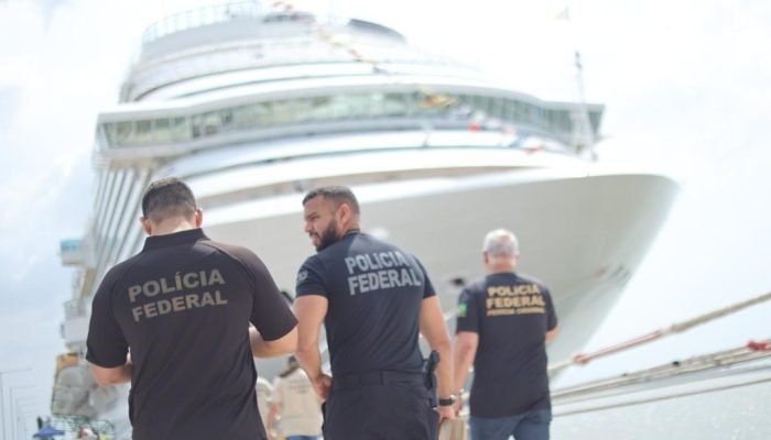 PF realiza intercâmbio técnico com tripulações de transatlânticos no Porto de Outeiro (PA)