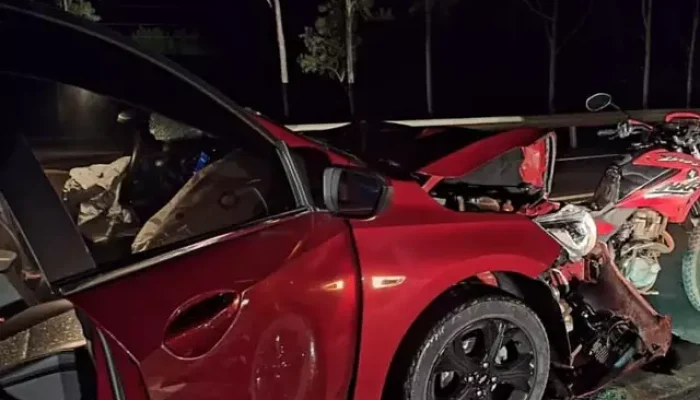 Carro e moto envolvidos em acidente na noite de ontem. (Foto: News Informa)