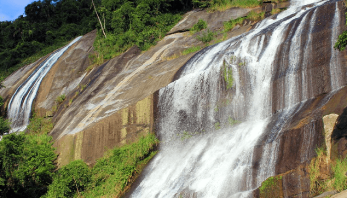 Mulher desaparece após ser arrastada por cabeça d'água em cachoeira de Ilhabela