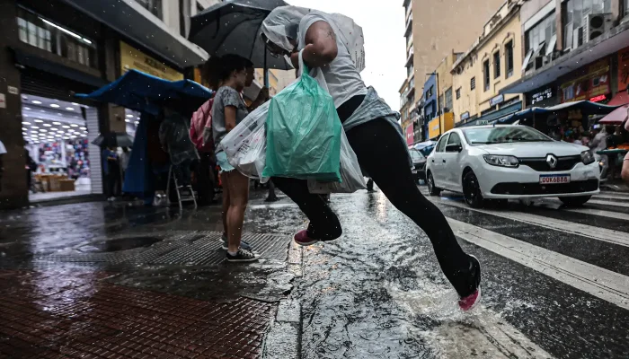 Frente fria muda o tempo e favorece chuvas no estado de São Paulo