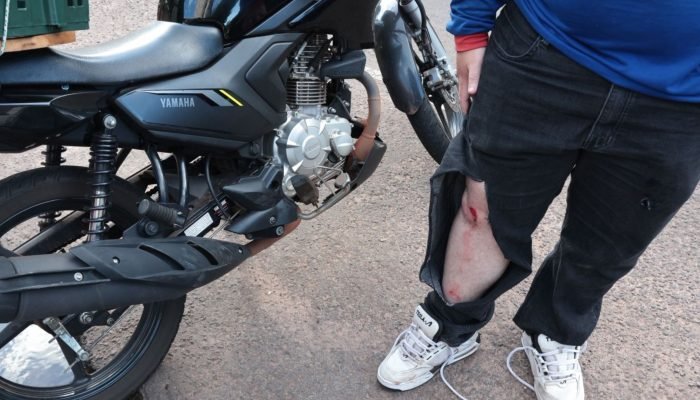 Foto: O motociclista apresentou escoriações no joelho. (Foto: Henrique Arakaki,