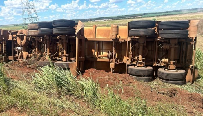 Carreta estava a caminho de Chapadão do Sul. — Foto: Carreta estava a caminho de