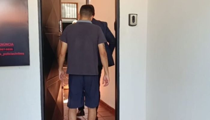 Suspeito de envolvimento se entregando à polícia. — Foto: Suspeito de envolvimen