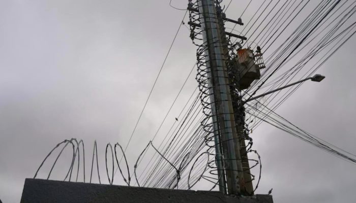 Imagem ilustrativa de um poste de energia com serpentina — Foto: Poste de energi