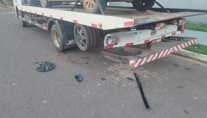 Caminhão ficou com a lateral destruída — Foto: Caminhão ficou com a lateral dest