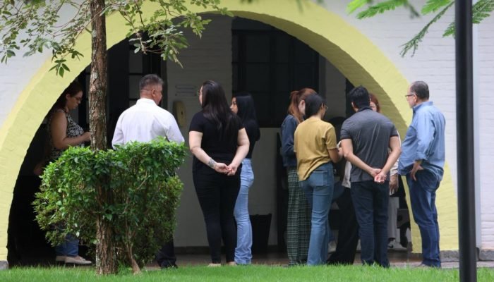 Foto: Família em velório de Mazzini, assassinado por ALcides Bernal - Foto: Piet