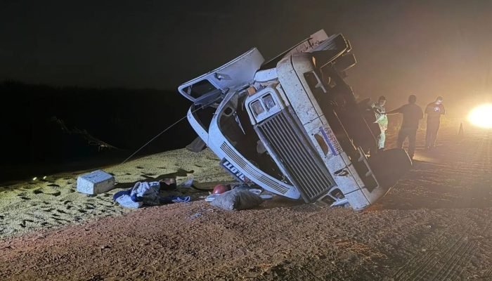 Carreta tombada com soja — Foto: Carreta tombada com soja - Foto: Reprodução/ No