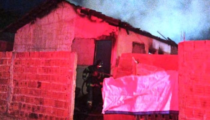 Incêndio destrói residência no Jardim Paraíso, em Naviraí
