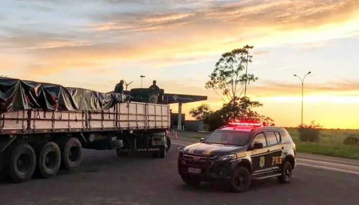 PRF apreende carreta com R$ 13 milhões em eletrônicos na BR-163