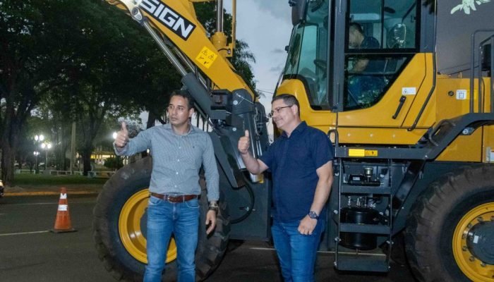Naviraí recebe pá carregadeira para patrulha mecanizada