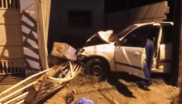 Homem embriagado colide veículo contra residência em Naviraí e é preso