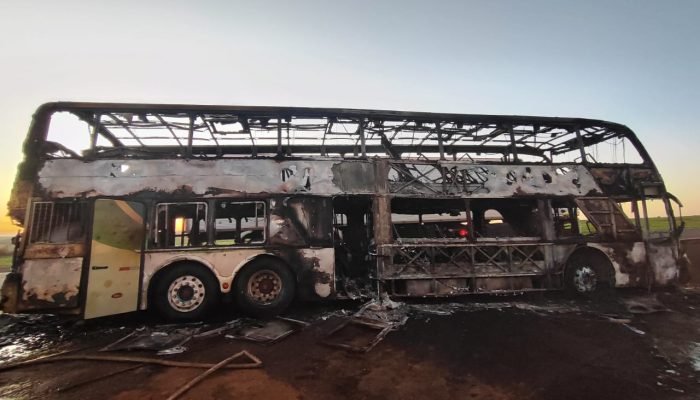 Ônibus com grupo evangélico pega fogo na BR-163 em Itaquiraí