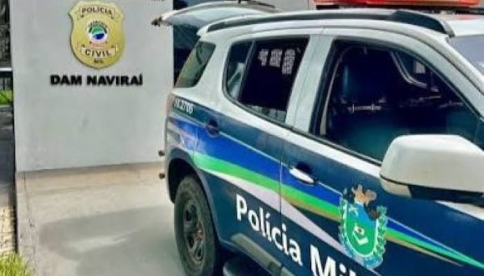 Viatura da Polícia Militar estacionada em frente à delegacia DAM.