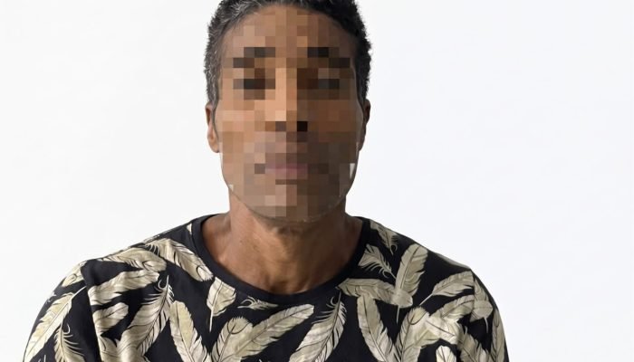 Homem de rosto pixelado usando camiseta com estampa de penas.