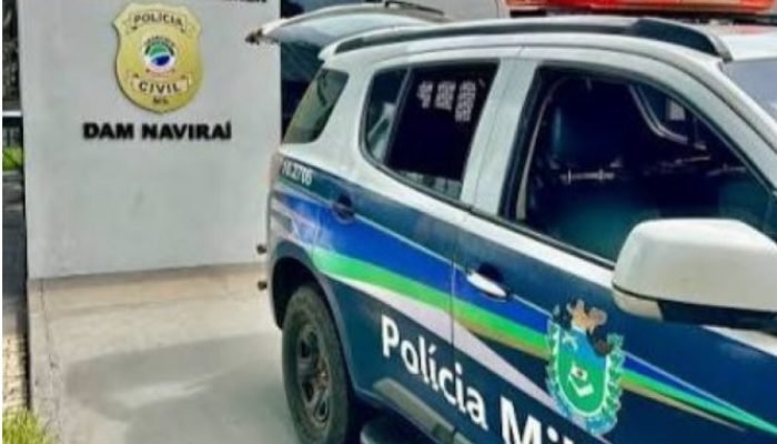 Viatura policial em frente à Delegacia da Mulher de Naviraí.