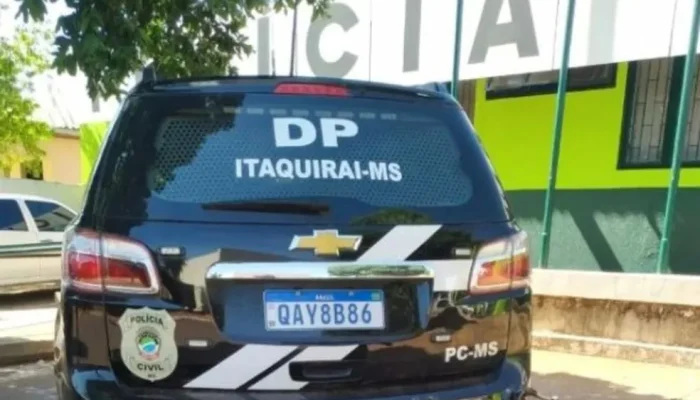 Traseira de viatura da Polícia Civil em Itaquiraí, Mato Grosso do Sul.