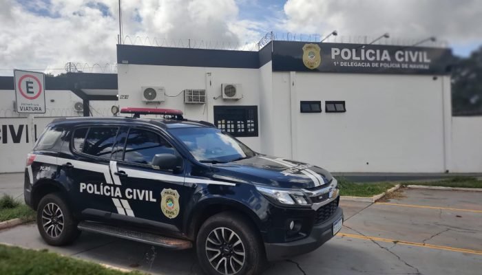 Viatura da Polícia Civil estacionada em frente à delegacia em Naviraí.