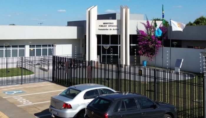 Fachada do prédio do Ministério Público Estadual com estacionamento frontal.